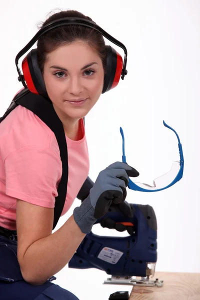Woman using band-saw — Stock Photo, Image