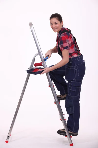 Pintora de artesanato escalando uma escada — Fotografia de Stock