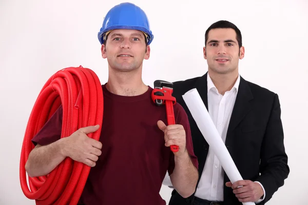 Tradesman posando com um engenheiro — Fotografia de Stock