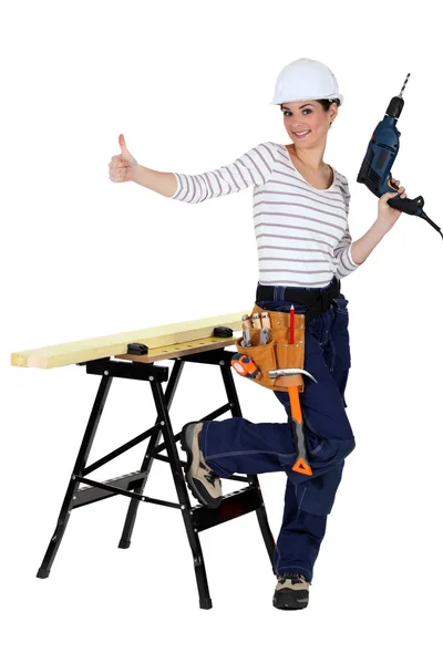 Mutlu görünümlü kadın marangoz yukarı başparmak — Stok fotoğraf