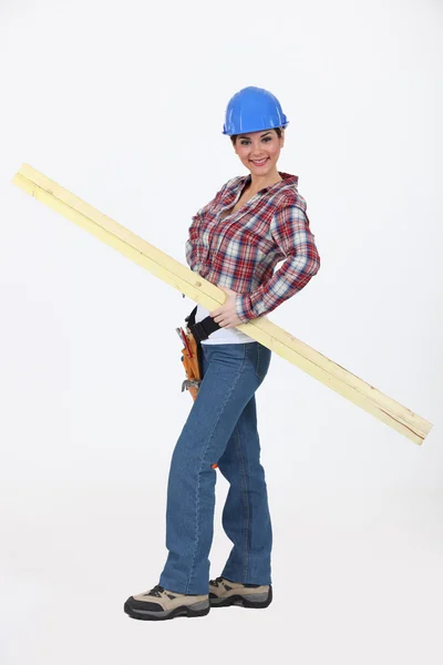 Retrato de una joven carpintera sosteniendo madera — Foto de Stock