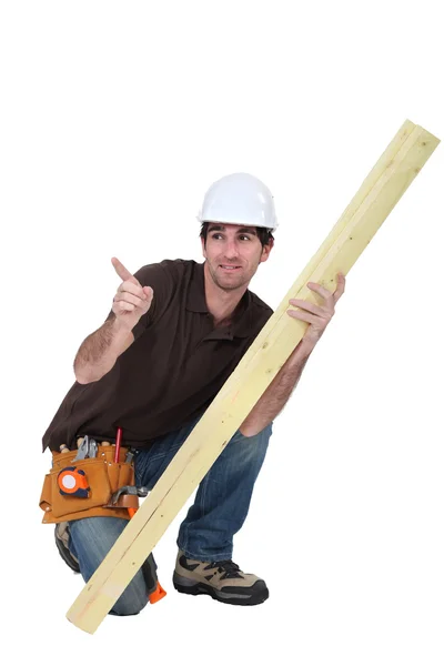 Carpinteiro masculino mostrando direção . — Fotografia de Stock