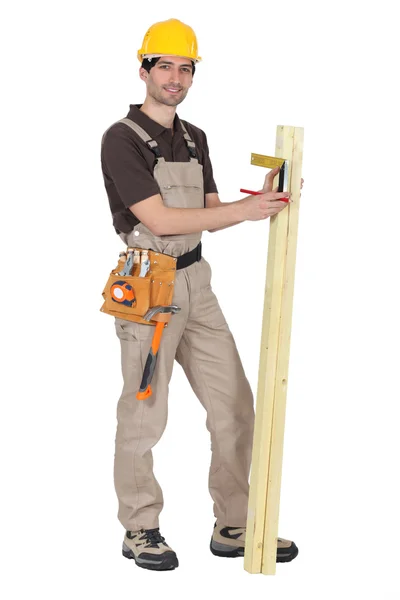 Carpintero marcando madera — Foto de Stock