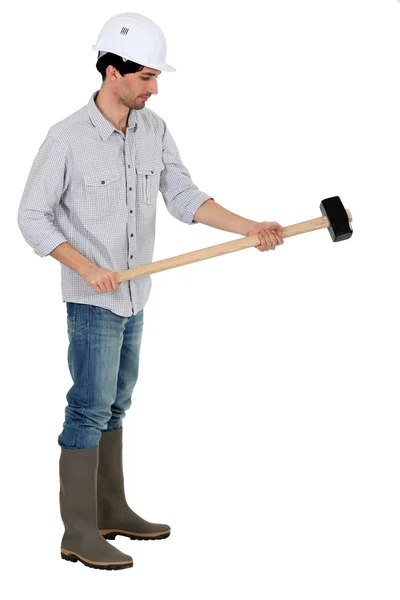 Artesano sosteniendo un martillo — Foto de Stock