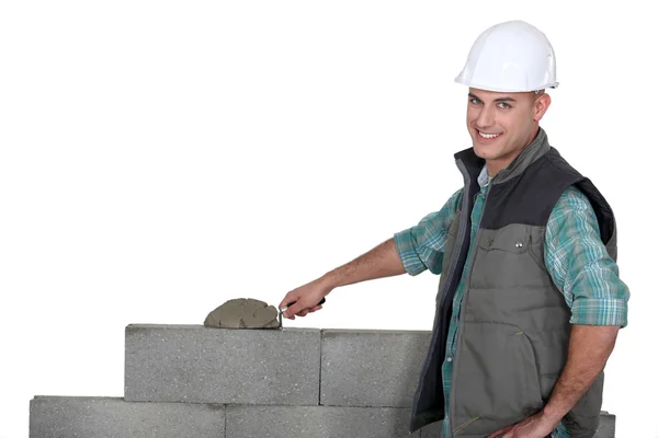 Bricklayer construire un mur de bloc — Photo
