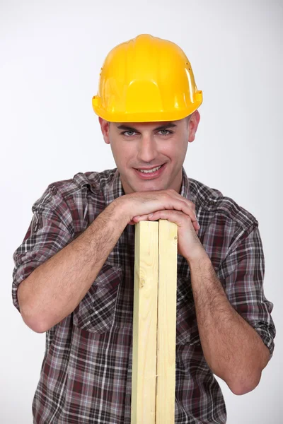 Constructeur avec bois — Photo
