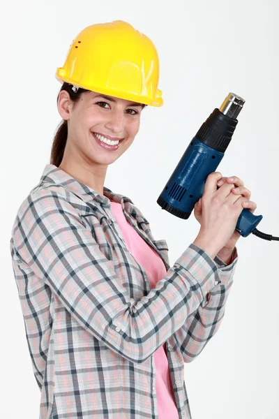 Женщина держит электрический обогреватель — стоковое фото