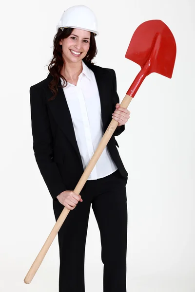 Affärskvinna som innehar en spade — Stockfoto