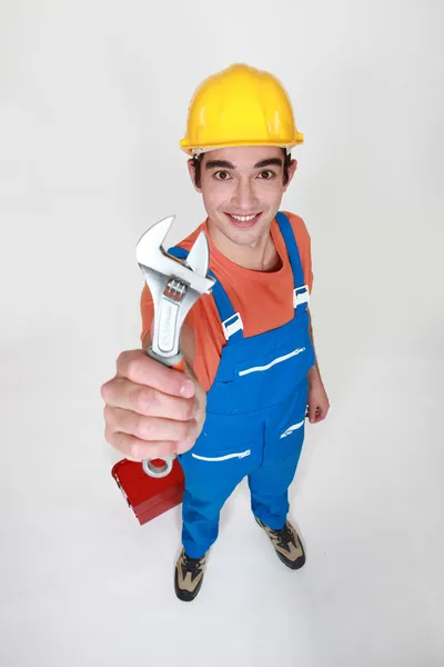 Mladý dělník s nastavitelným klíčem — Stock fotografie