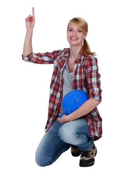 Vrouwelijke arbeider met haar hand omhoog — Stockfoto