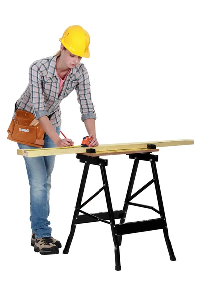 Kvinna mäta planka av trä — Stockfoto