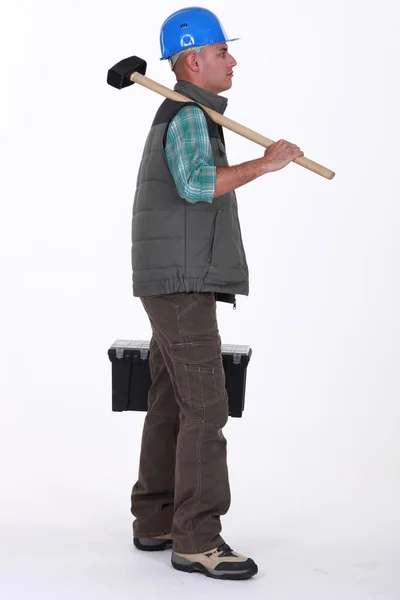 Artisan tenant un marteau et une boîte à outils — Photo