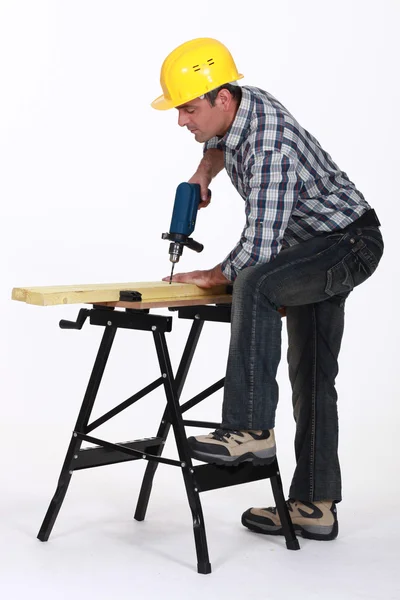 Comerciante usando una herramienta eléctrica — Foto de Stock