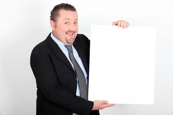 Geschäftsmann mit einer leeren Tafel für Ihre Nachricht — Stockfoto