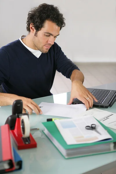 Mężczyzna pracujący przy biurku — Zdjęcie stockowe