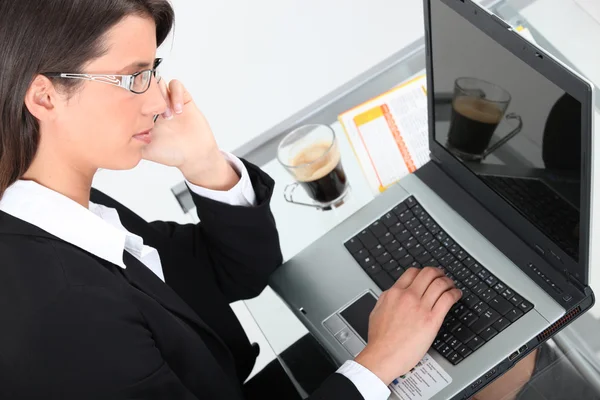 Vista superior de una mujer usando un ordenador portátil —  Fotos de Stock