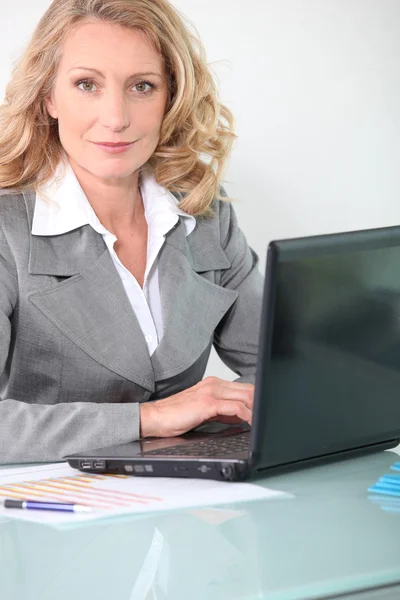 Mujer de negocios en el ordenador portátil — Foto de Stock