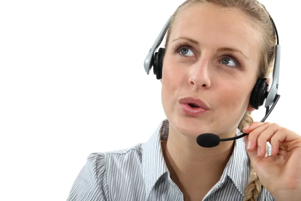 Blonde Callcenter-Mitarbeiterin hilft Kunden am Telefon — Stockfoto