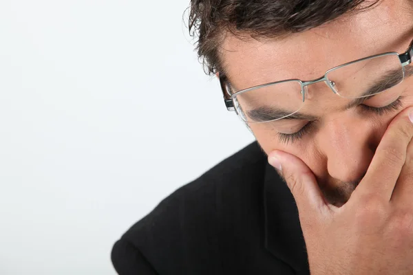 Homem de óculos expressando pavor — Fotografia de Stock