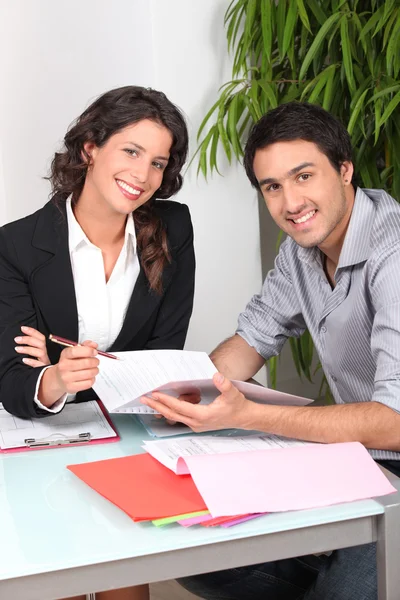 Man ondertekening contract — Stockfoto