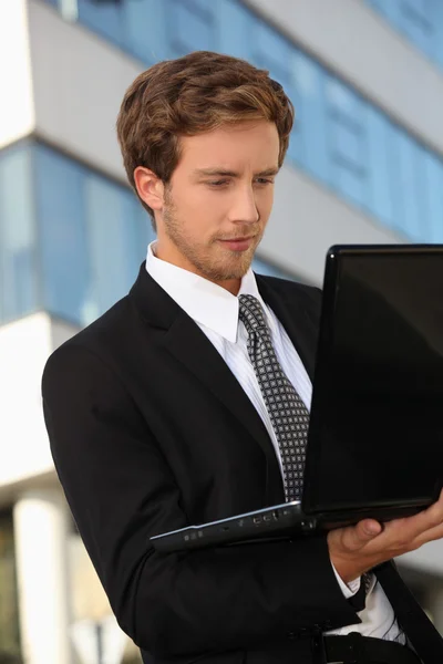Бизнесмен на ноутбуке — стоковое фото