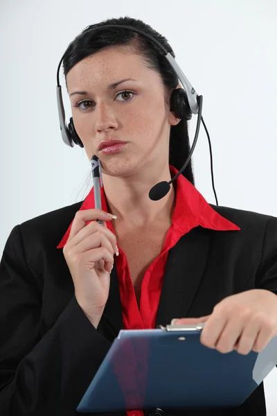 Secretaris dragen headset en denken — Stockfoto