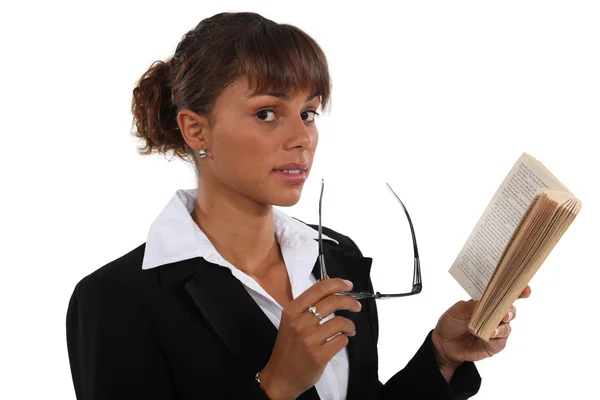 Geschäftsfrau liest Buch — Stockfoto
