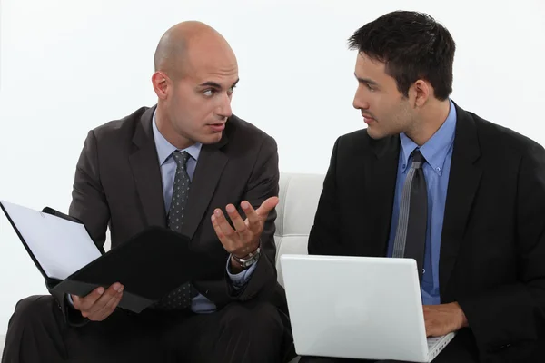 Homens discutindo uma proposta de negócio — Fotografia de Stock