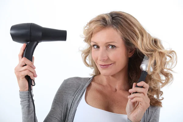 Vrouw met haardroger — Stockfoto