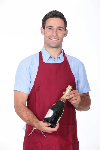Winzer hält eine Flasche Champagner in der Hand — Stockfoto