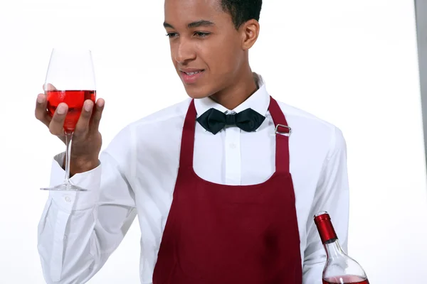 年轻的酒服务员 — 图库照片