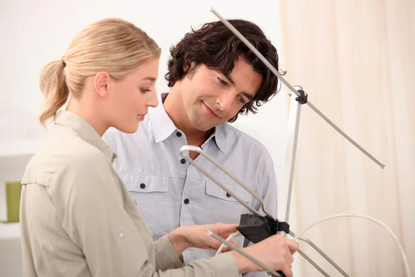 Pareja montando una antena — Foto de Stock