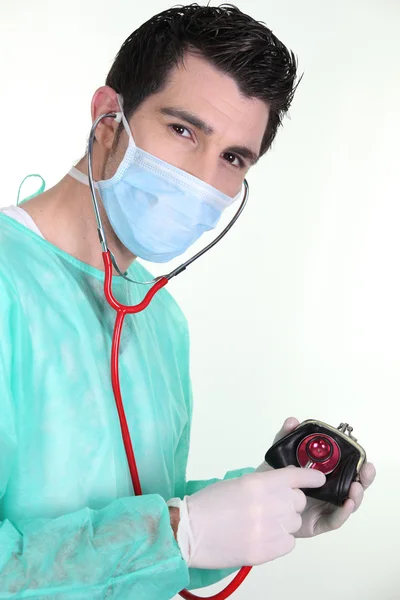 En kirurg som auscultating en väska — Stockfoto