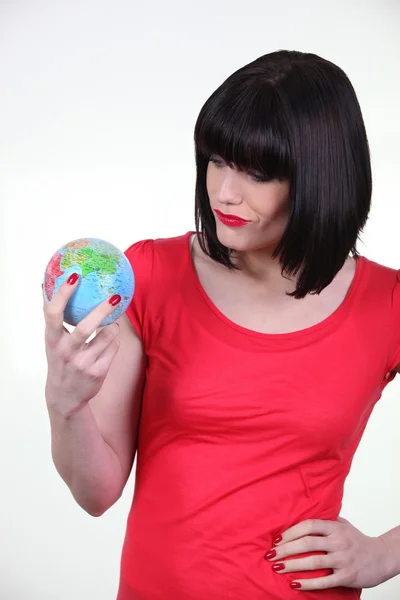 Mulher segurando um mini-globo — Fotografia de Stock