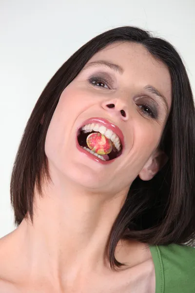 Женщина ест конфеты — стоковое фото