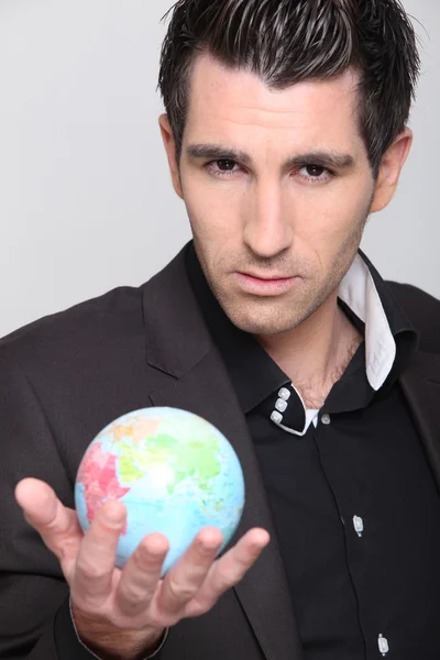 Mann hält Globus in der Hand — Stockfoto