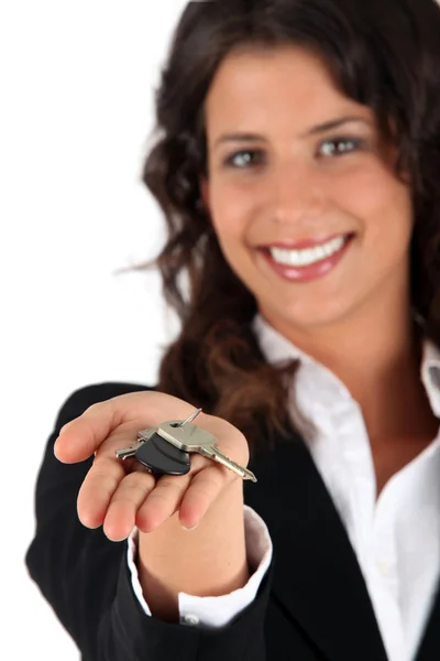 Žena dává klíče — Stock fotografie