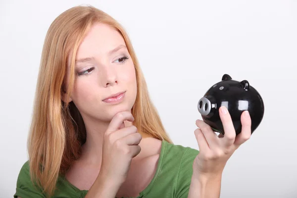 Портрет молодої жінки з грошовою коробкою — стокове фото