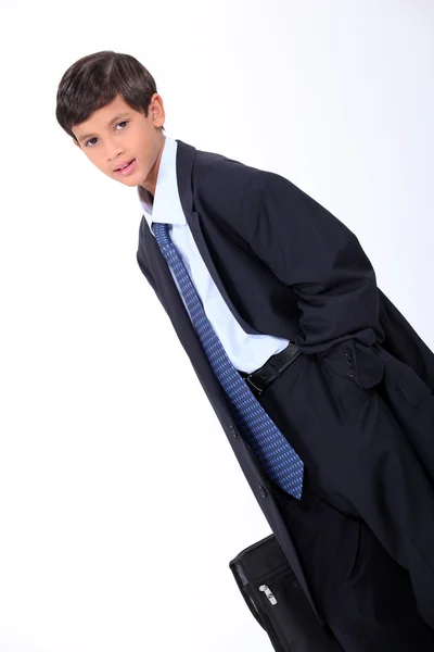 Młody chłopak w garniturze ojca — Zdjęcie stockowe