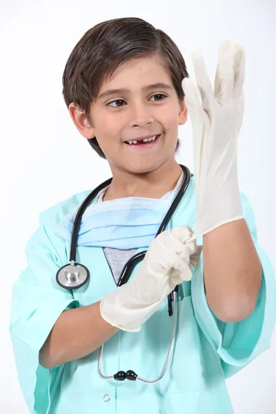 Criança vestida de cirurgiã — Fotografia de Stock