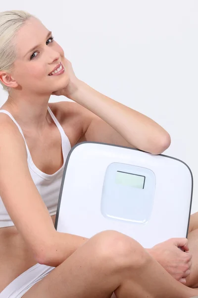 Woman sat with scales — Stock Photo, Image