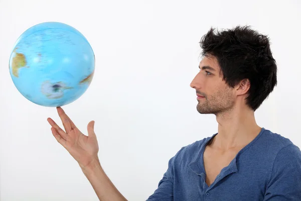 Muž s rotující Globus — Stock fotografie