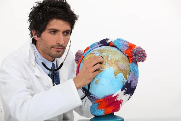 Läkaren lyssnar på Globen — Stockfoto
