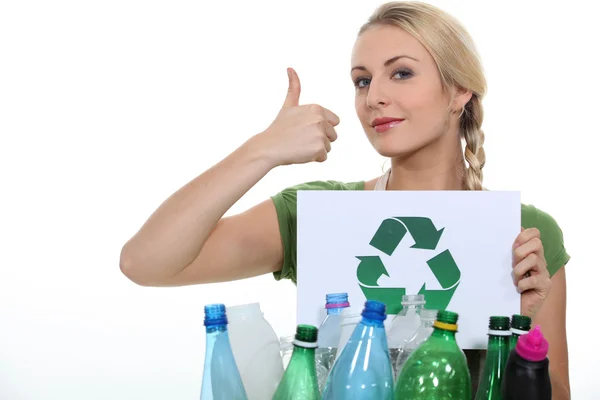 Mujer de pie con caja de botellas de plástico vacías —  Fotos de Stock