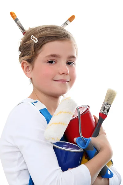 Chica con pintura y pinceles para decorar — Foto de Stock