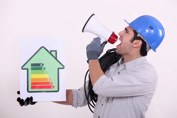 Bauarbeiter wirbt für Energieeinsparung. — Stockfoto