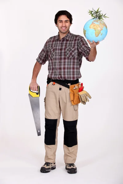 Hombre sosteniendo sierra y globo — Foto de Stock