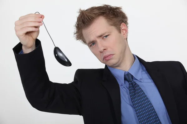 Hombre de traje sosteniendo un ratón de ordenador — Foto de Stock