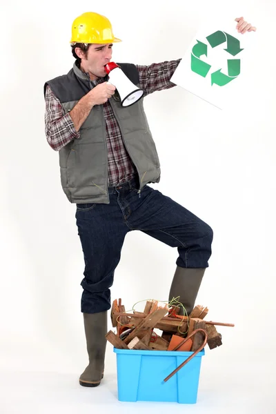 Homem gritando através de megafone enquanto segurando o logotipo da reciclagem — Fotografia de Stock