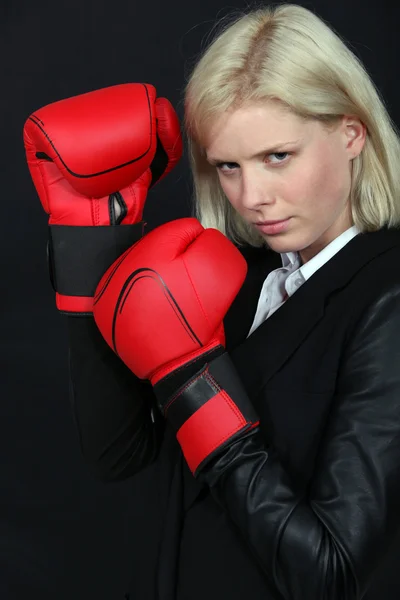 Businesswoman holding boxing gloves — Stock Photo, Image